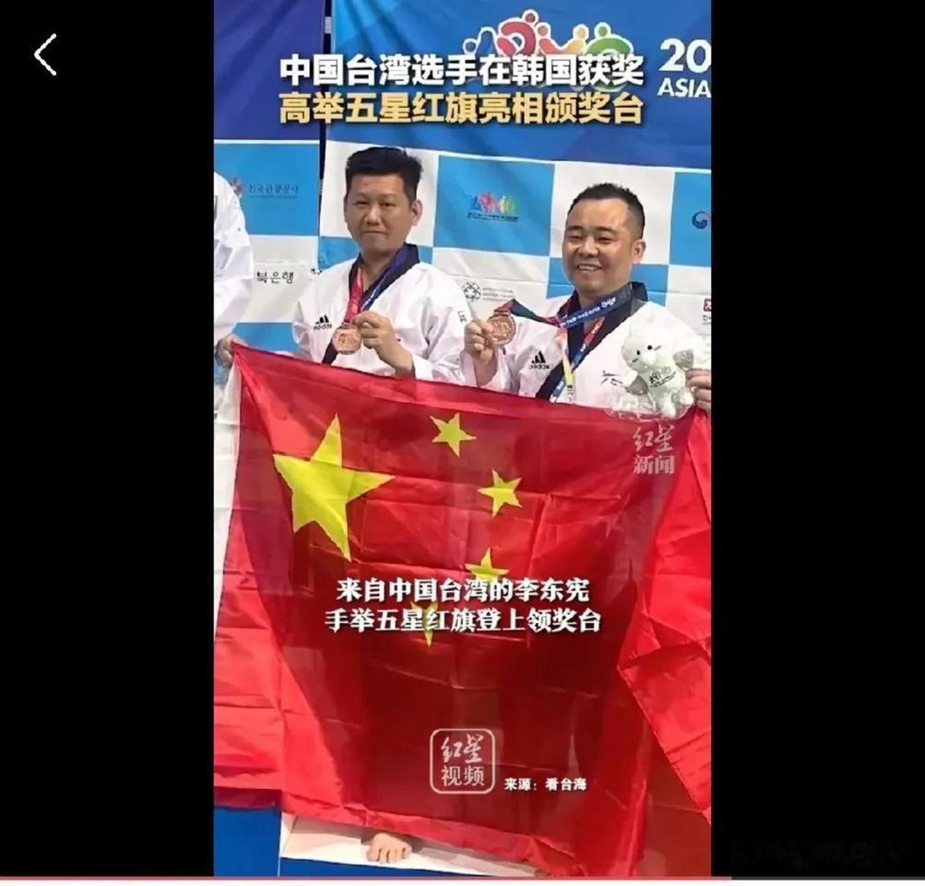 世俱杯官网-夺冠喜悦时刻，选手亮相领奖台高举奖杯的简单介绍