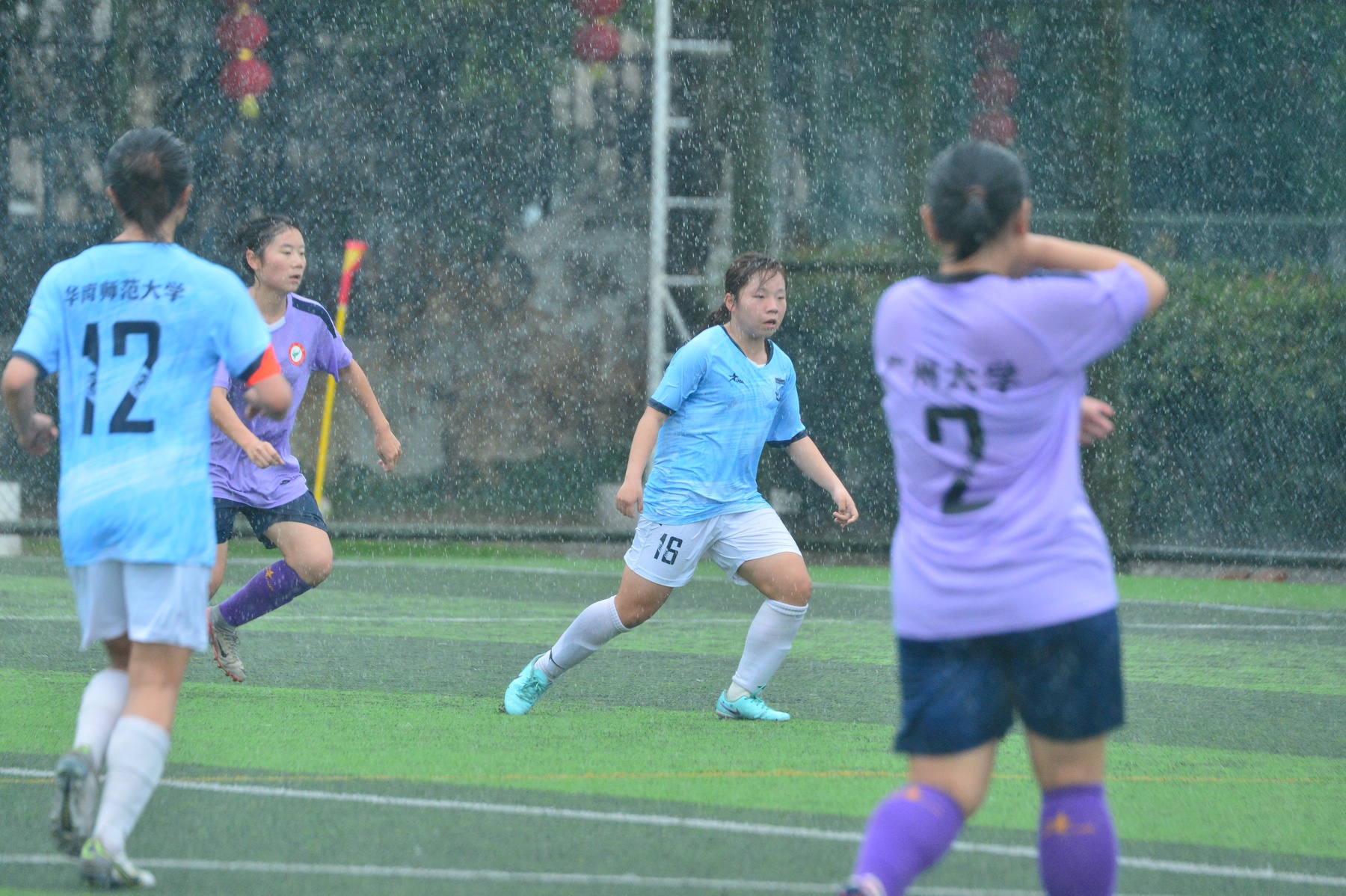 足球锦标赛中，女球队夺得冠军