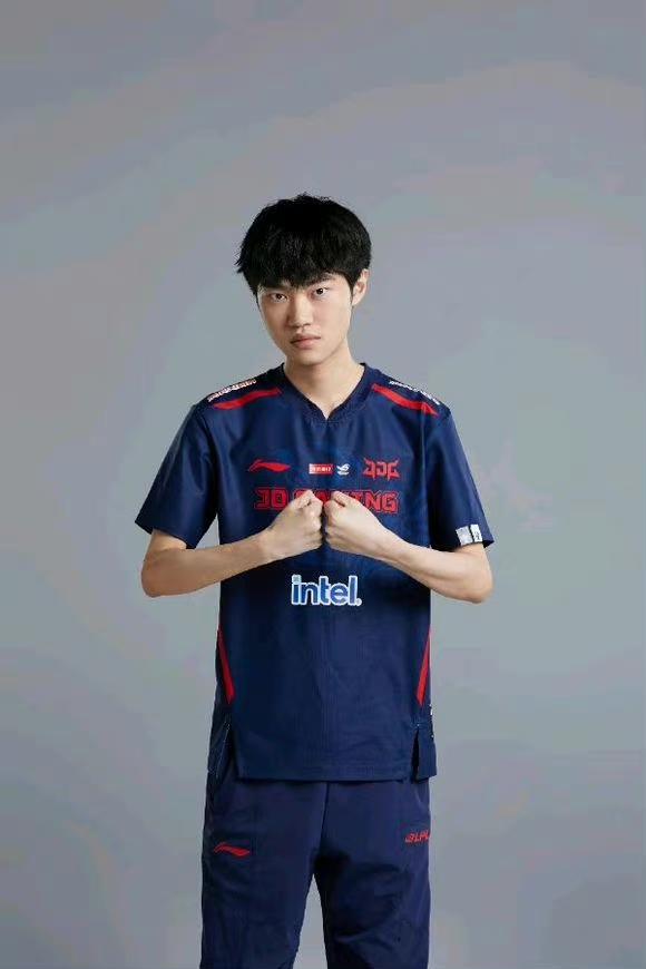 JDG险胜100T，Knight关键团战开团秒人宿敌对决成都决赛之夜，锁定晋级资格