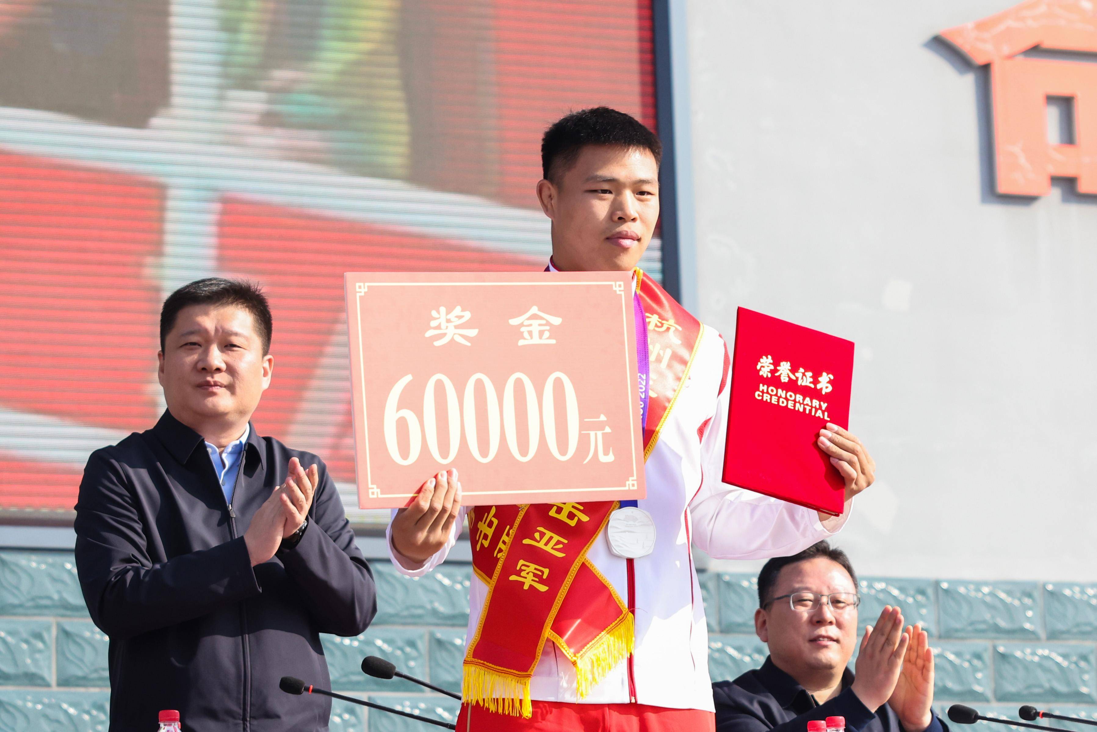 瑞典选手生龙活虎,不畏艰难夺得亚军领奖 瑞典选手生龙活虎,不畏艰难夺得亚军领奖