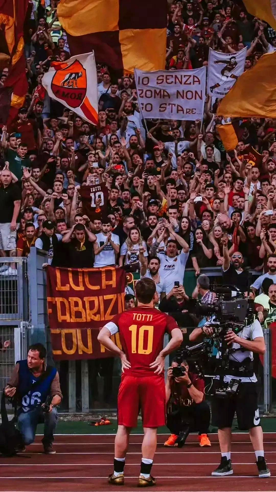 罗马队员众志成城，为取胜努力拼搏