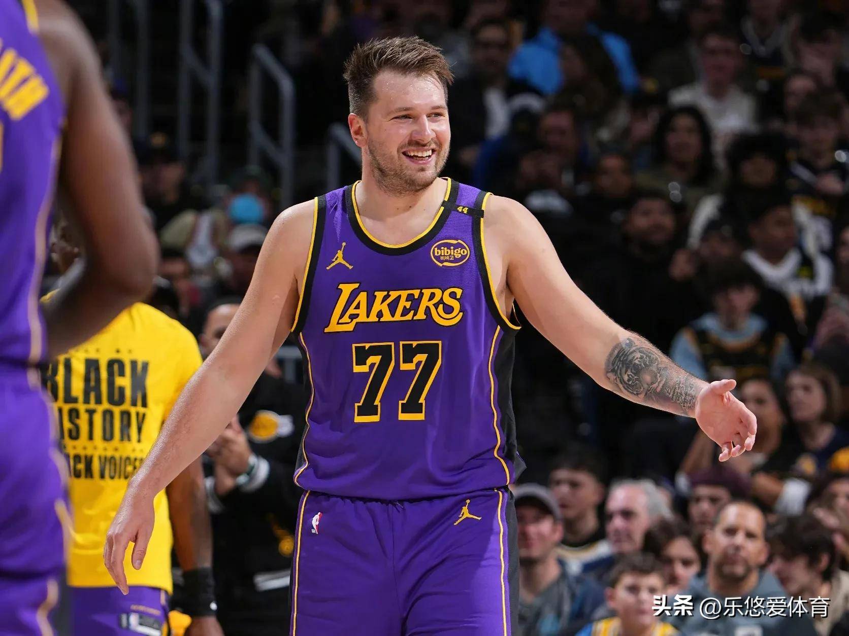 球迷福利！湖人大胜掘金，现场热血沸腾
