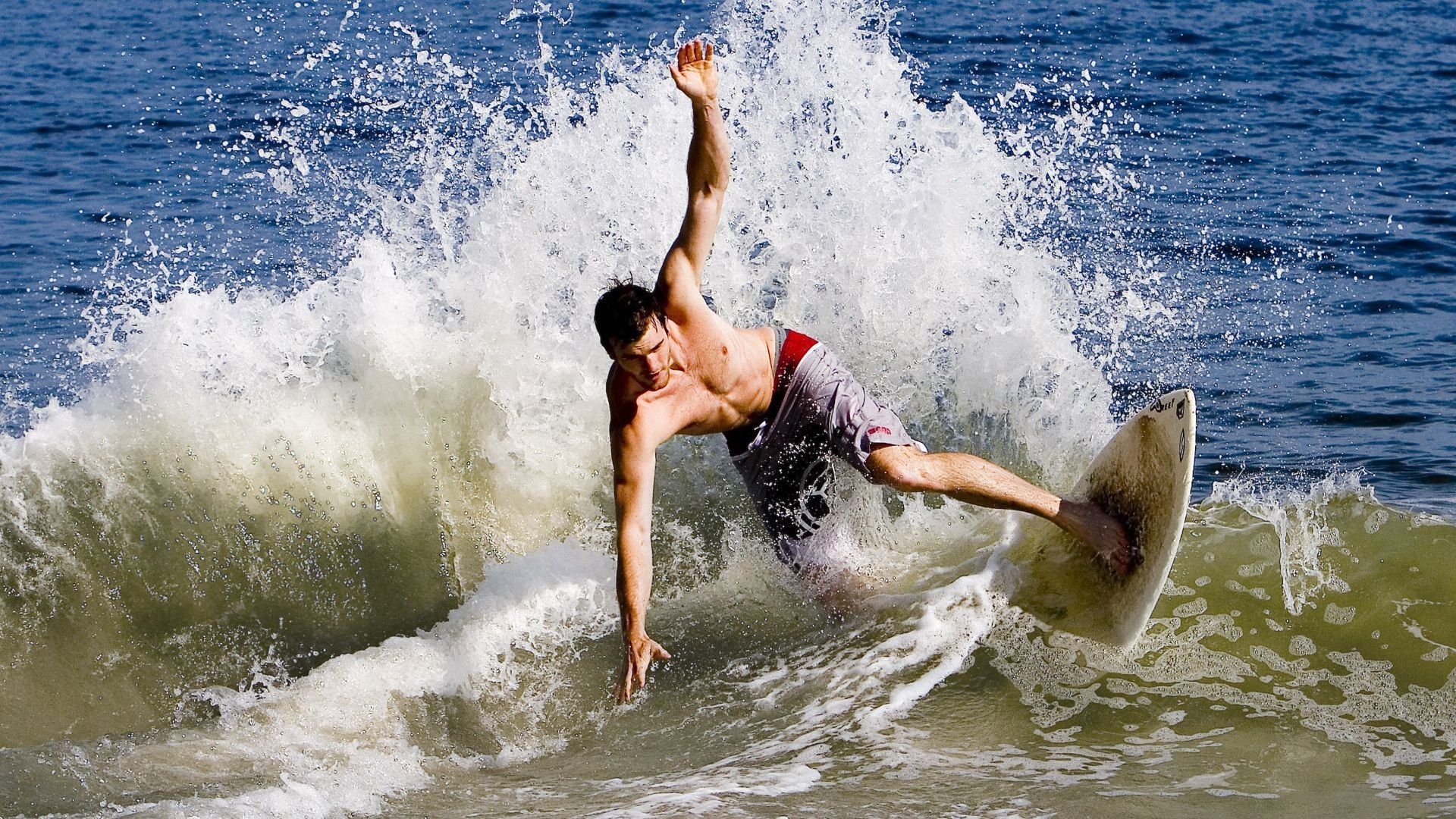 从赛道逆转到球场翻盘,这个周末,体育告诉我们永不放弃