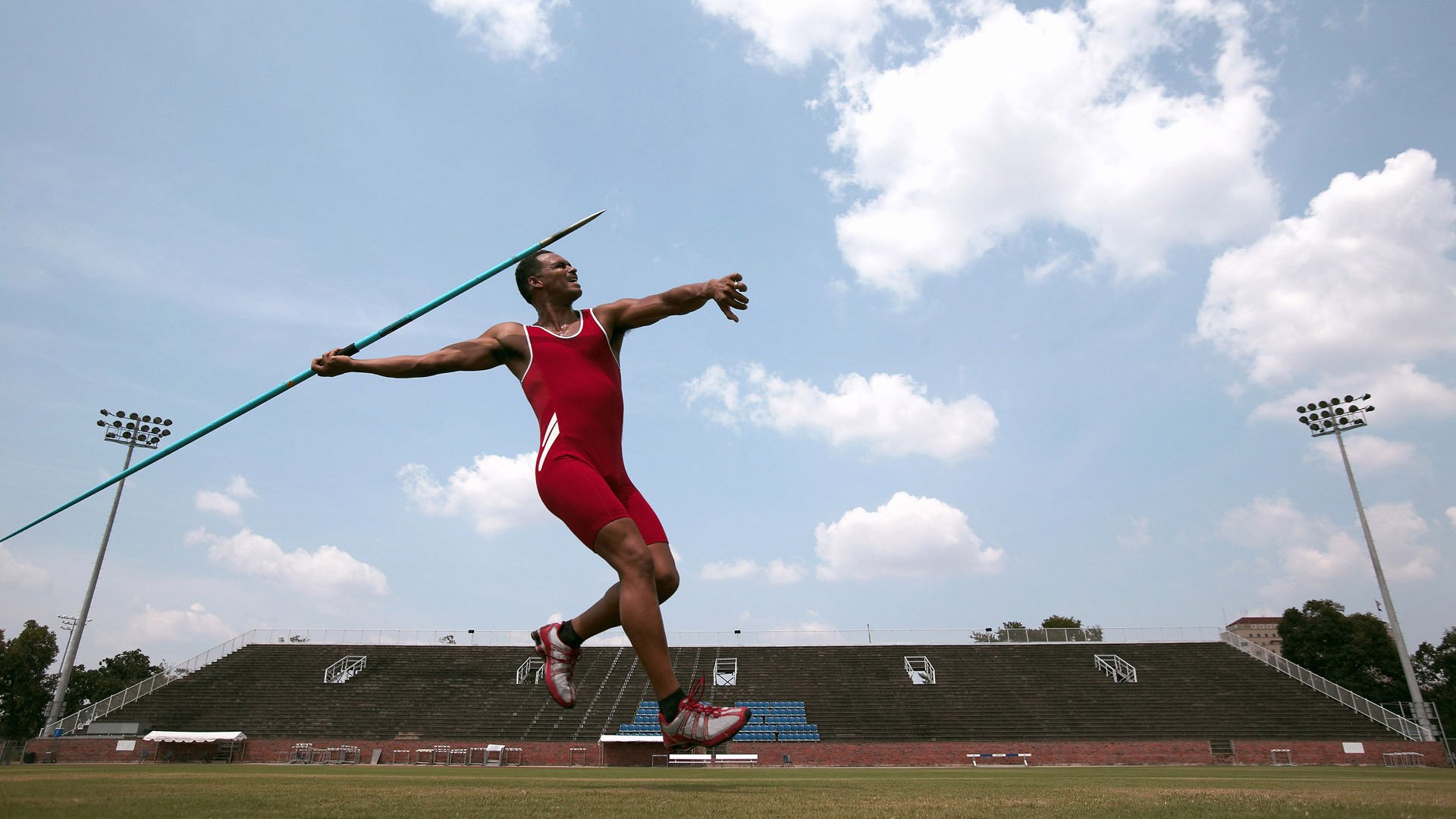 世俱杯参赛资格-破晓，华沙暴雨中，阿什拉夫与波兰血脉的逆转诗篇