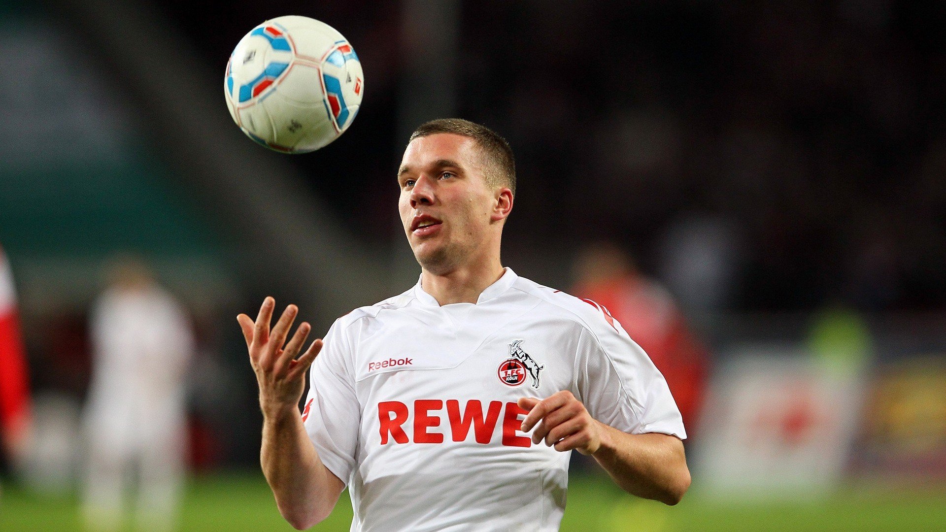 世俱杯参赛资格-逆袭漩涡中的F1,小红牛弯道超车,勒克莱尔点燃赛季烽烟